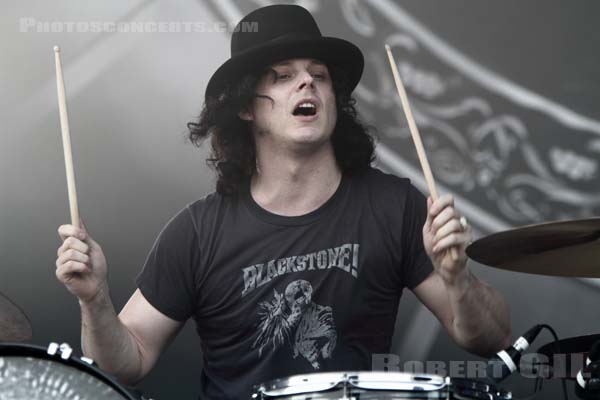 THE DEAD WEATHER - 2010-07-02 - BELFORT - Presqu'ile du Malsaucy - John Anthony Gillis [Jack White]